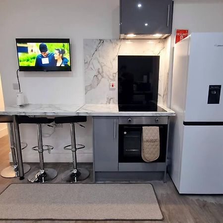 2 Bed Cosy Flat Close To Bus & Tube Station Лондон Екстериор снимка