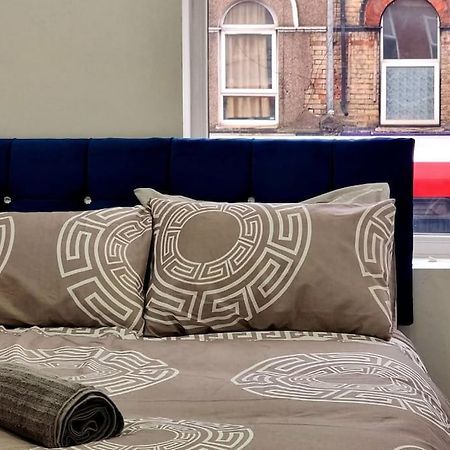 2 Bed Cosy Flat Close To Bus & Tube Station Лондон Екстериор снимка