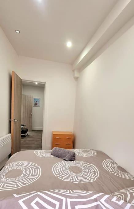 2 Bed Cosy Flat Close To Bus & Tube Station Лондон Екстериор снимка