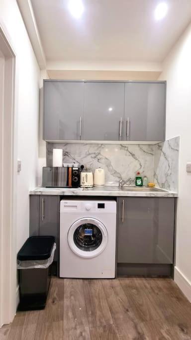 2 Bed Cosy Flat Close To Bus & Tube Station Лондон Екстериор снимка