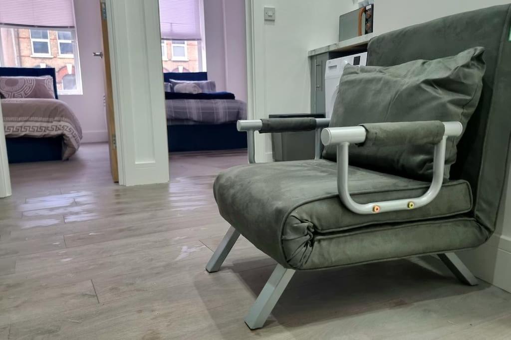2 Bed Cosy Flat Close To Bus & Tube Station Лондон Екстериор снимка