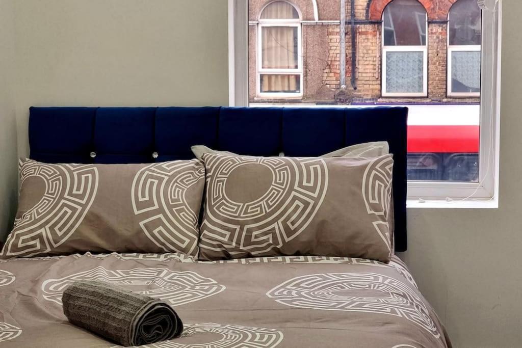 2 Bed Cosy Flat Close To Bus & Tube Station Лондон Екстериор снимка